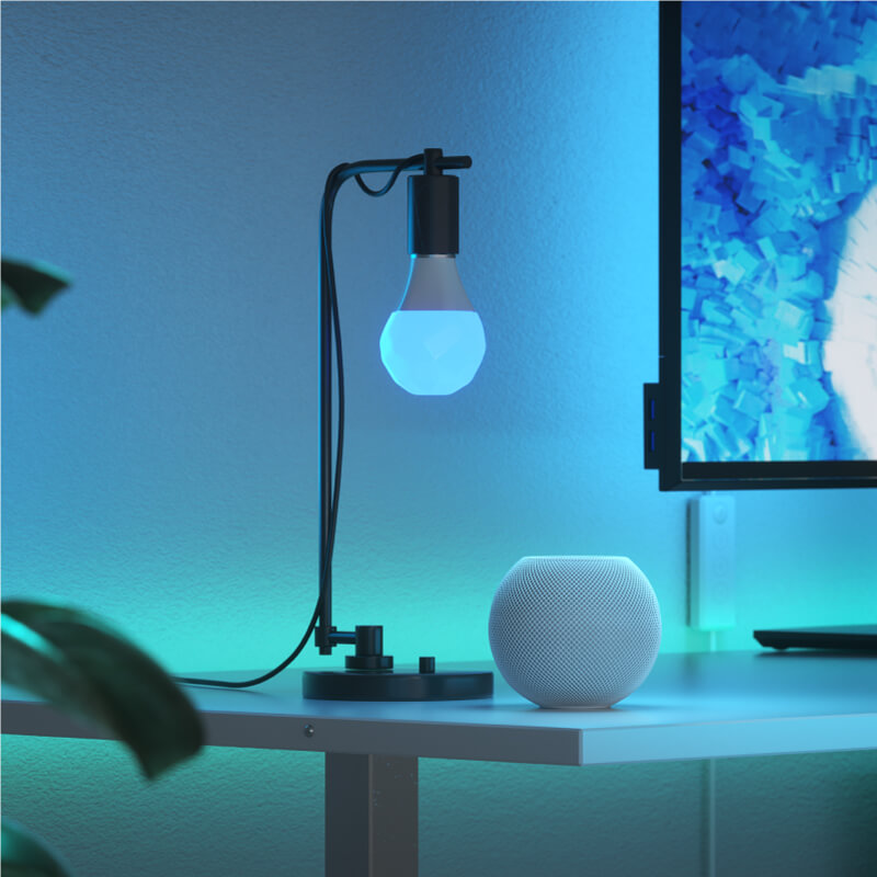 ホームオフィスの家具に設置した色が変化するNanoleaf Essentials Thread対応スマート電球。 Wyzeに類似。HomeKit、Google Assistant、Amazon Alexa、IFTTT。