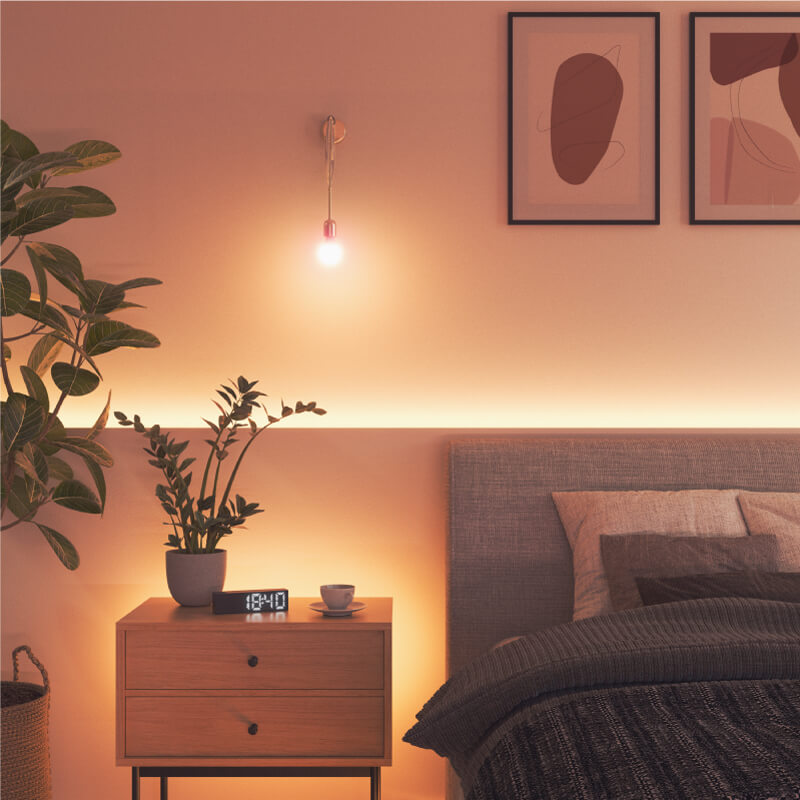 ベッドルームの家具に設置した色が変化するNanoleaf Essentials Thread対応スマート電球。 Wyzeに類似。 HomeKit、Google Assistant、Amazon Alexa、IFTTT。